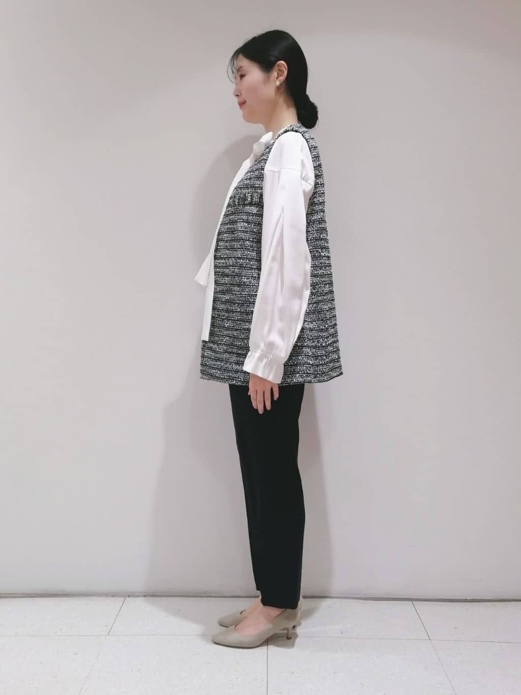 ayanoさんの「INDIVI｜◆【2点セット／UVケア】ツイードジレ＆ボウタイブラウス カセット服」を使ったコーディネート
