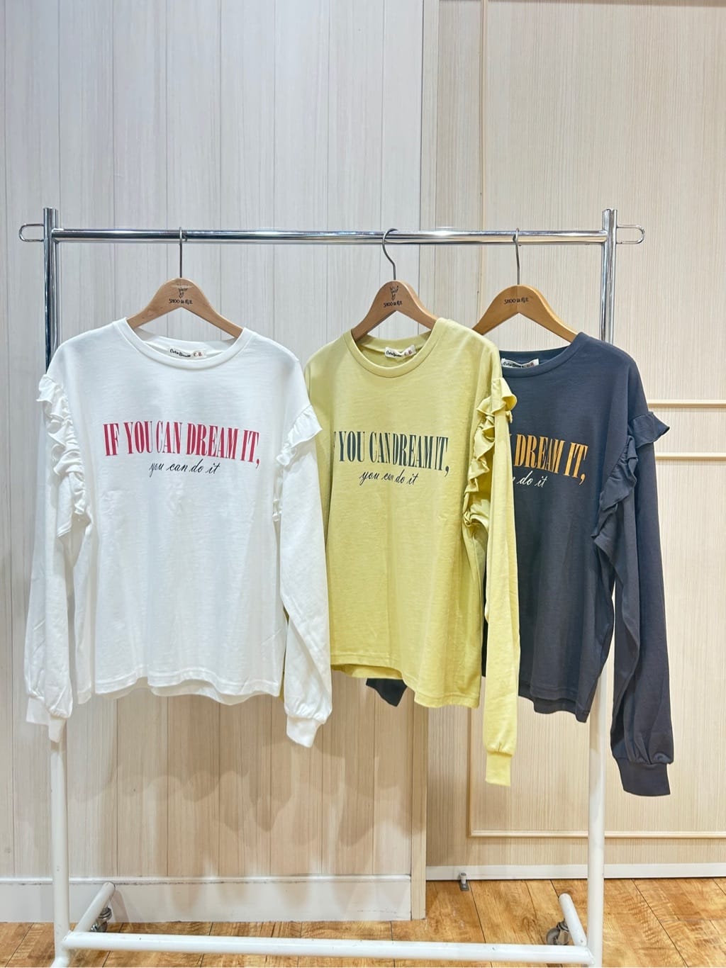 viviさんの「SHOO･LA･RUE｜◆洗えるサッと履けるニットスニーカー」を使ったコーディネート