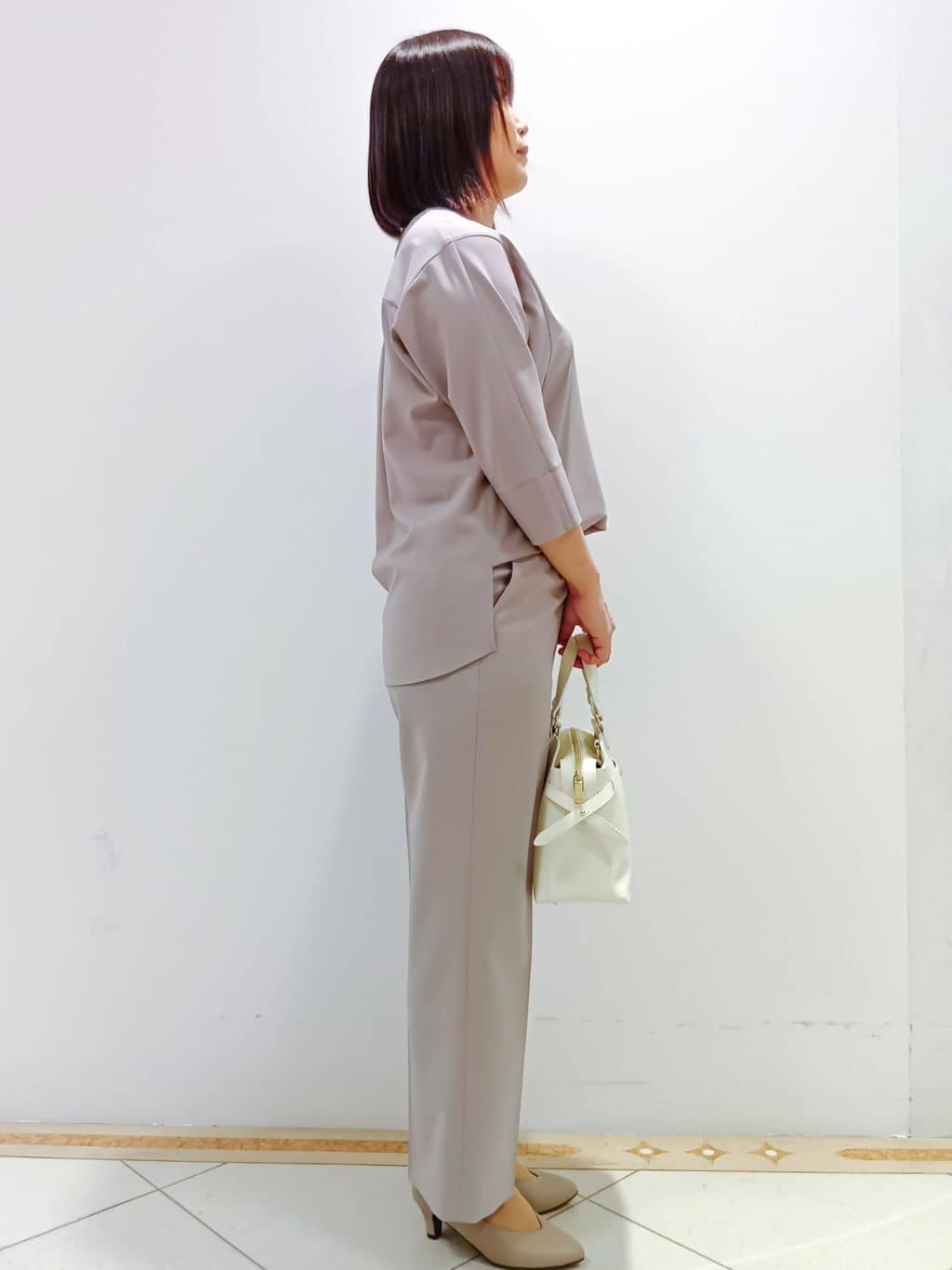 tomoさんの「Reflect｜◆【マシンウォッシュ可／セットアップ可能】ドルマンスリーブVネックブラウス」を使ったコーディネート
