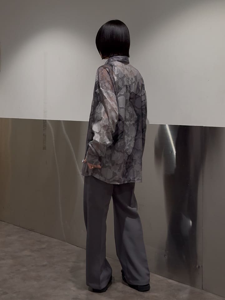 川本葵さんの「tk.TAKEO KIKUCHI｜◆シアーフラワーシャツ」を使ったコーディネート
