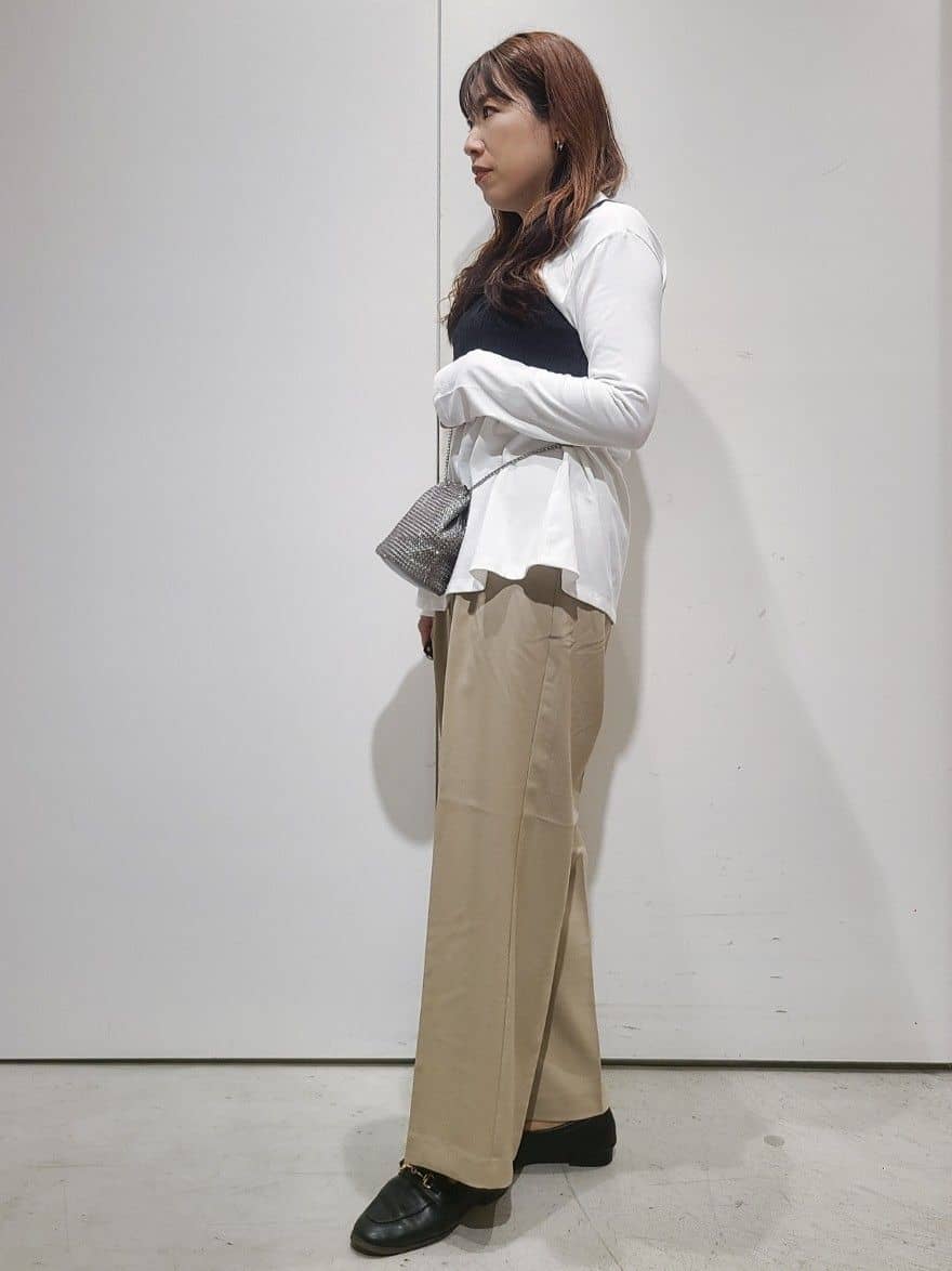 hmさんの「OPAQUE.CLIP｜◆《ツインセット》シャーリングビスチェ&times;ロングTシャツ【洗濯機洗い可】」を使ったコーディネート