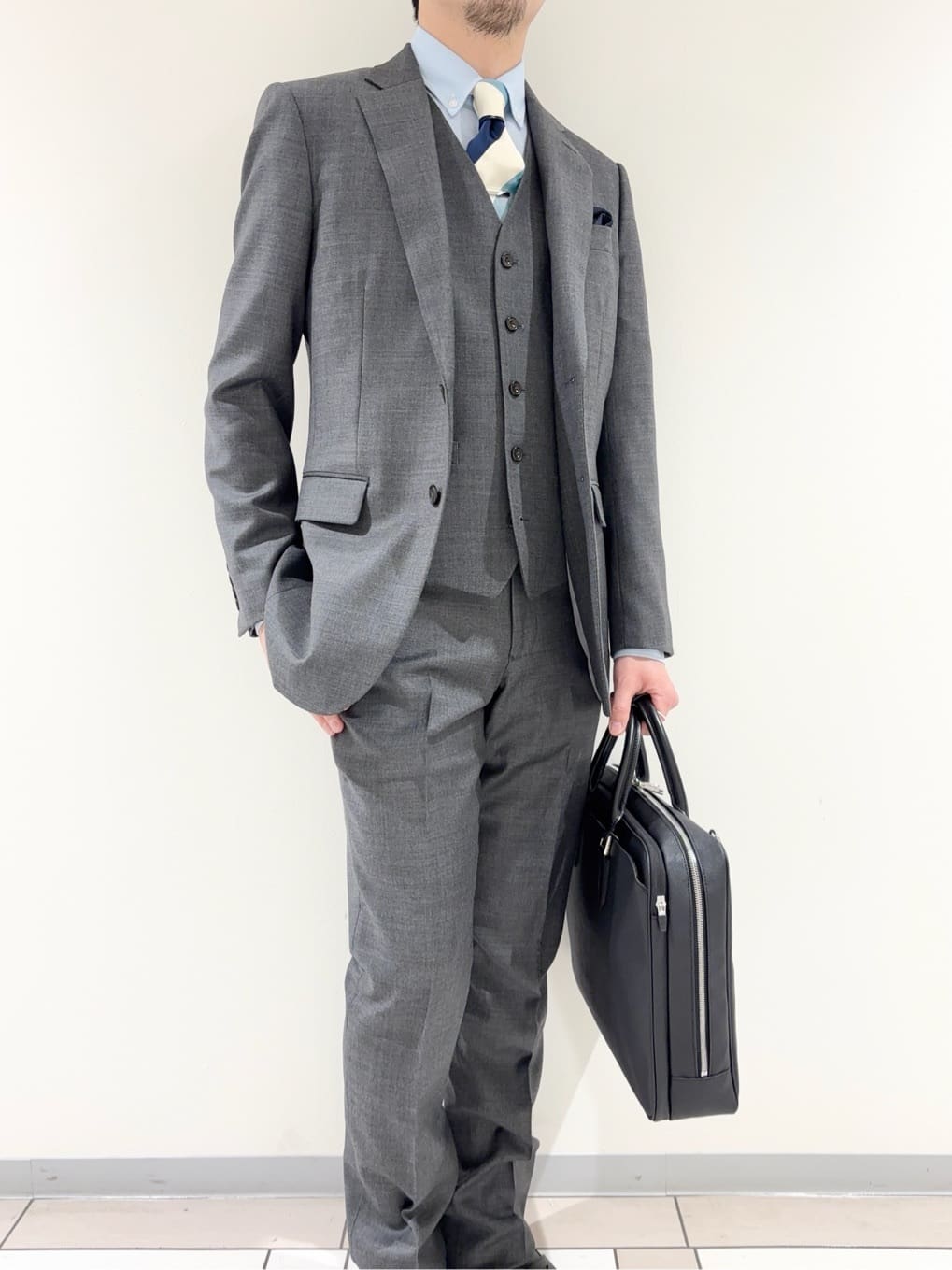 及川さんの「TAKEO KIKUCHI｜【Three by Three】シャイニーシャークピンヘッド スーツ/3ピース対応可」を使ったコーディネート