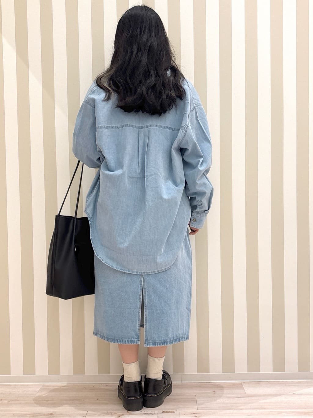 まろんさんの「SHOO･LA･RUE｜◆【S-LL/洗える】年中穿ける デニム ナロースカート」を使ったコーディネート