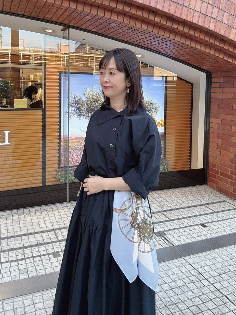 makiさんの「UNTITLED｜【手洗い／88cm正方形】バイカラーハーネススカーフ」を使ったコーディネート