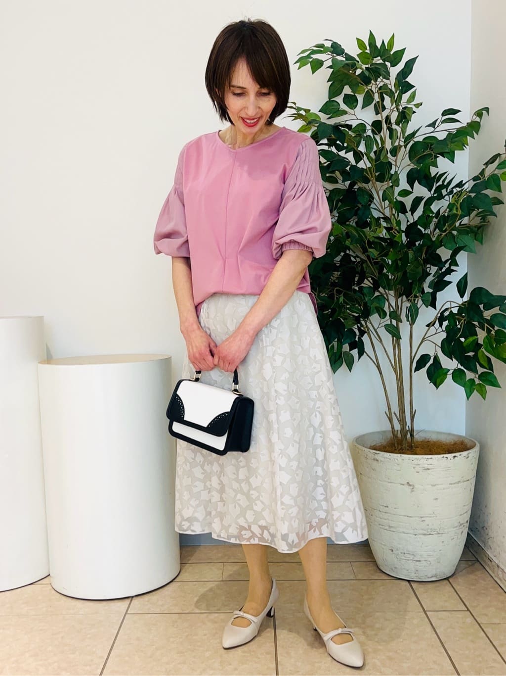 TOMOMIさんの「Reflect｜◆【スカートにもパンツにも合わせやすい】キレイめTブラウス」を使ったコーディネート