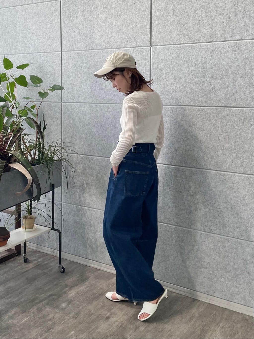 ねねさんの「INDIVI｜ハイウエストカーブデニム」を使ったコーディネート