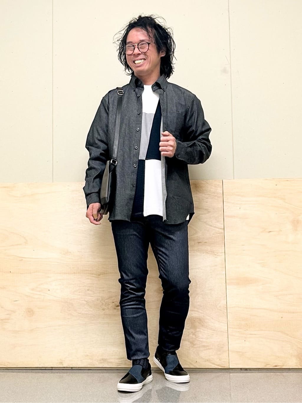 KENJI Iさんの「THE SHOP TK｜サフィアーノミニサコッシュ」を使ったコーディネート