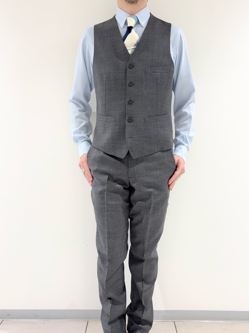 及川さんの「TAKEO KIKUCHI｜【Three by Three】シャイニーシャークピンヘッド スーツ/3ピース対応可」を使ったコーディネート