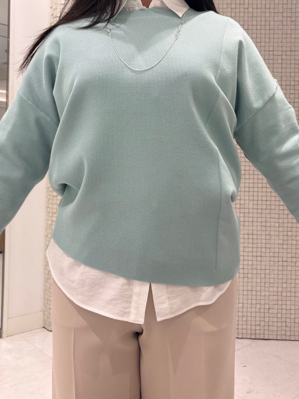 MEGUMIさんの「INDIVI｜◆【復活！褒められパンツ】ストレッチ ワイドパンツ」を使ったコーディネート