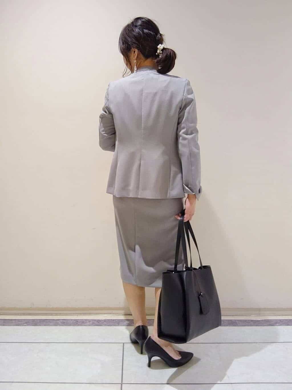 TOMOMIさんの「INDIVI｜【定番スーツ／UVケア／洗える】ウール調ノーカラージャケット」を使ったコーディネート