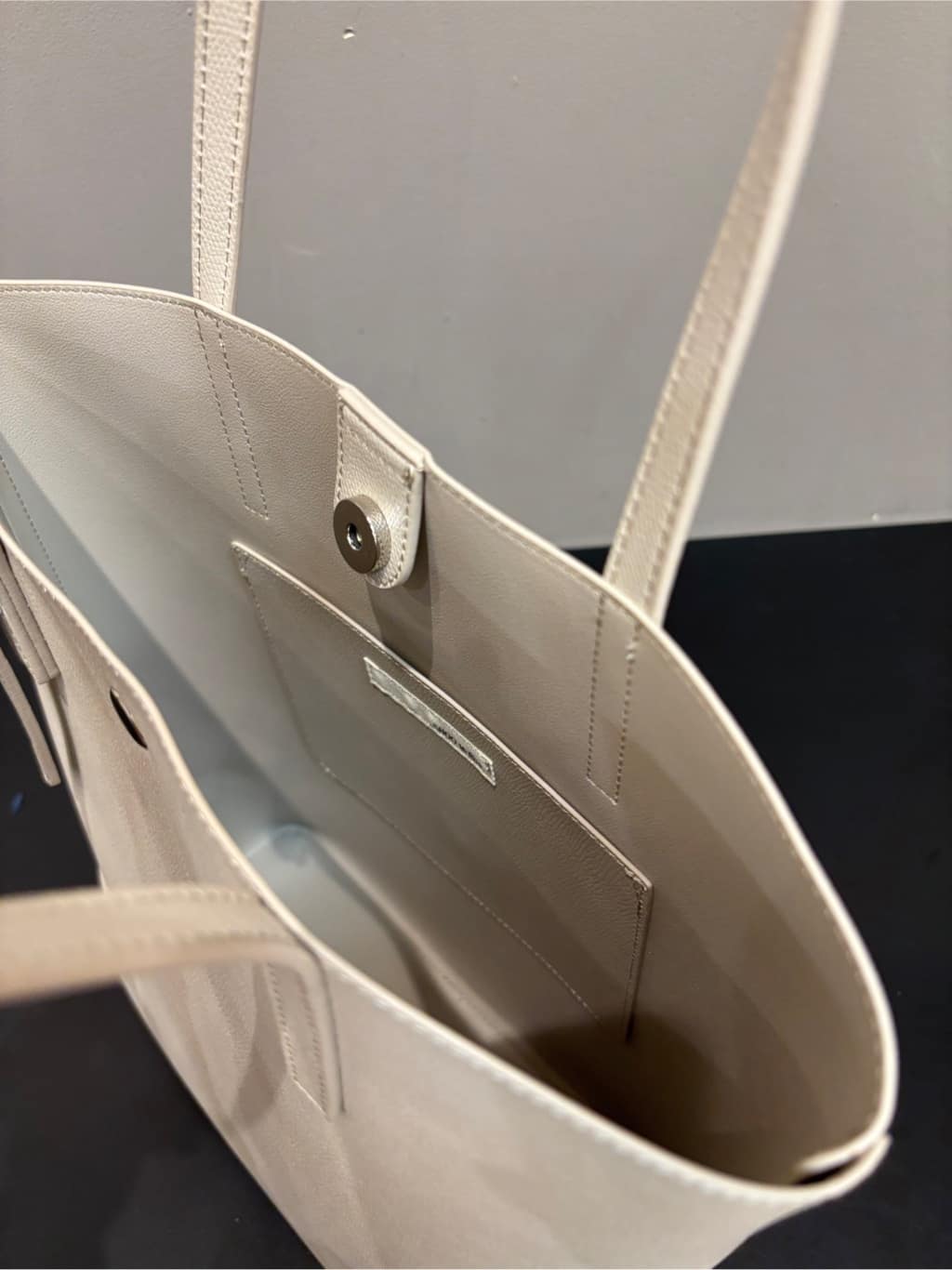 yamaさんの「SHOO･LA･RUE｜◆【A4】一枚革風カクシボトートバッグ」を使ったコーディネート