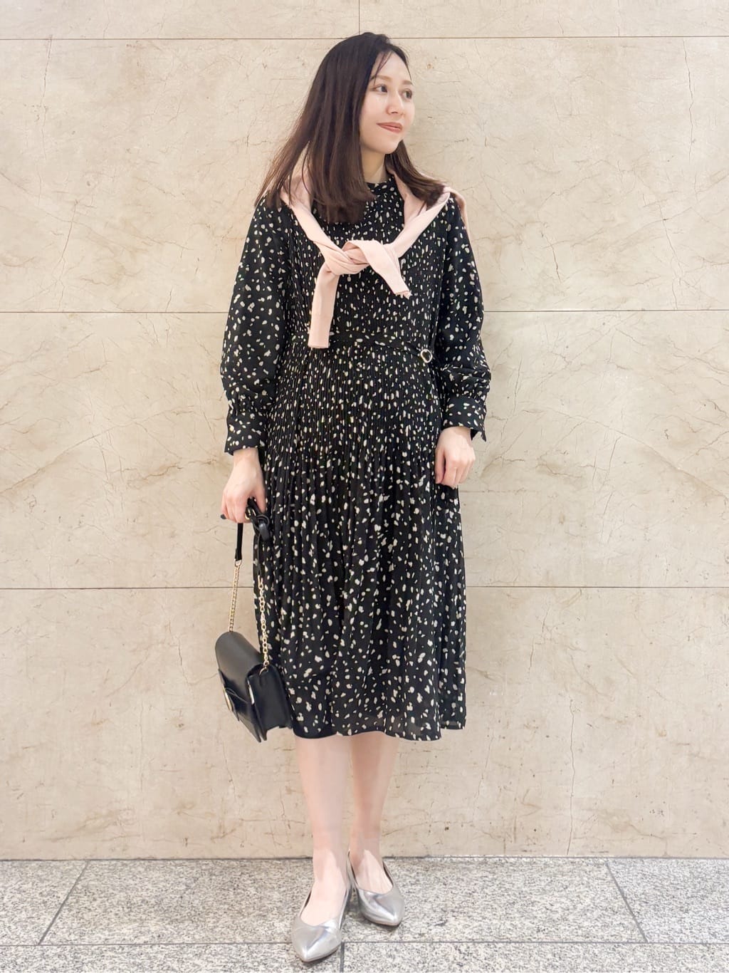 marinaさんの「index｜◆ベルト付きプリーツフレアワンピース【洗濯機洗い可／防シワ】」を使ったコーディネート