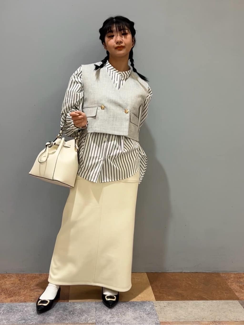 ひらのみさんの「THE SHOP TK｜◆バックシャーリングシャツ【洗える】」を使ったコーディネート