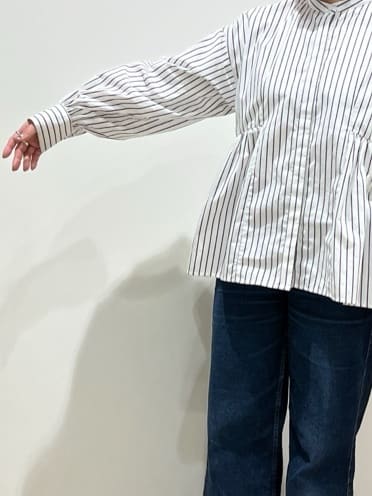 chiakiさんの「OPAQUE.CLIP｜◆バンドカラーペプラムシャツ【洗濯機洗い可】」を使ったコーディネート