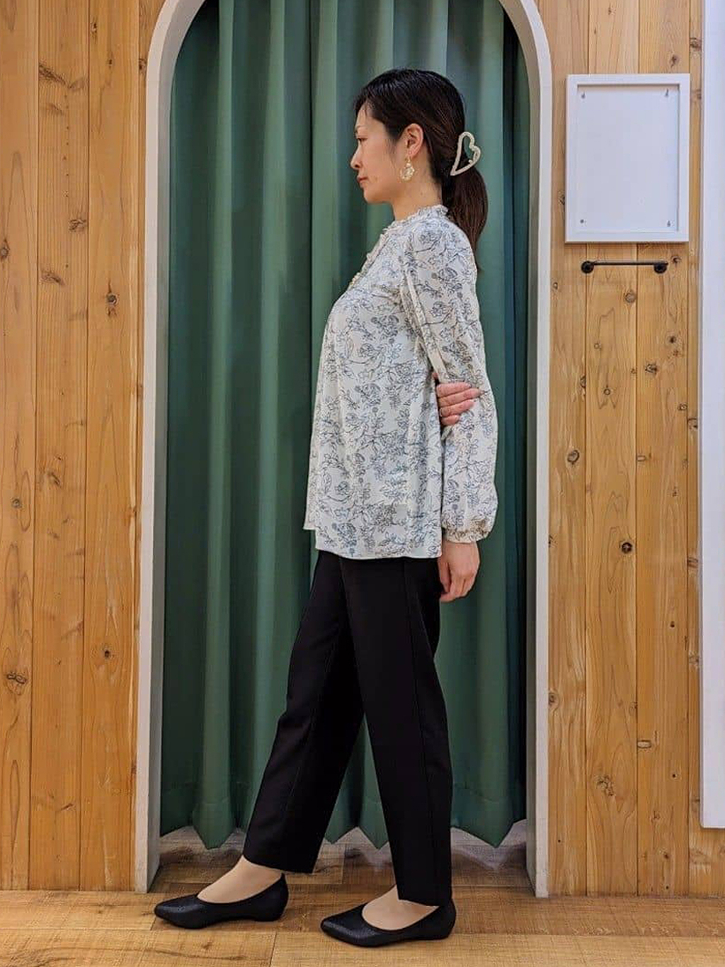 ショーコラさんの「SHOO･LA･RUE｜◆【SS-3L/洗える/通勤・セレモニーにも】しなやかな身のこなしが叶う ストレッチテーパードパンツ」を使ったコーディネート