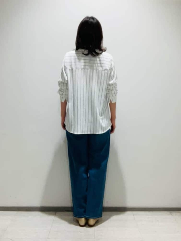 fujiさんの「INDIVI｜【褒められデニム】ワイドストレート デニムパンツ」を使ったコーディネート