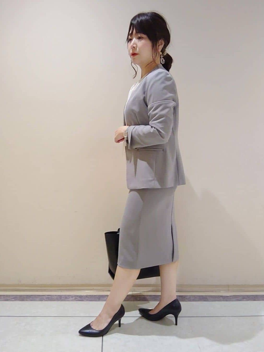 TOMOMIさんの「INDIVI｜【定番スーツ／UVケア／洗える】ウール調ノーカラージャケット」を使ったコーディネート