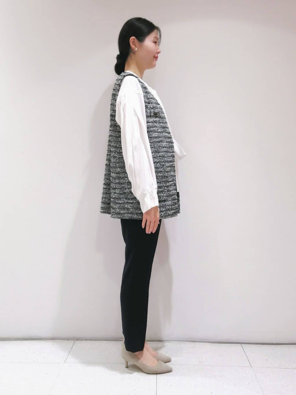 ayanoさんの「INDIVI｜◆【2点セット／UVケア】ツイードジレ＆ボウタイブラウス カセット服」を使ったコーディネート