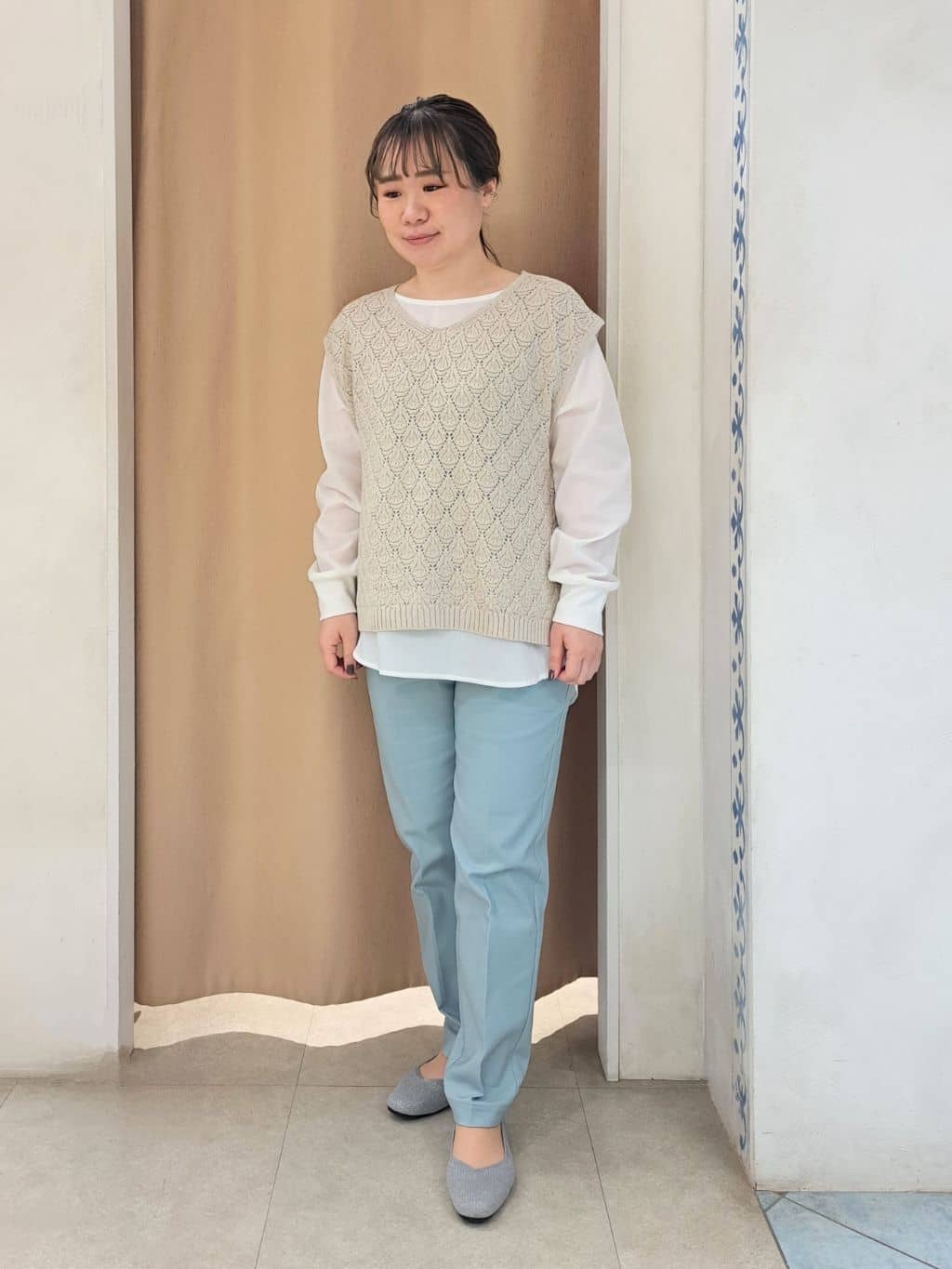 sho*さんの「SHOO･LA･RUE｜◆【洗える/S-LL/2点セット】透かし柄ベスト+ブラウス」を使ったコーディネート