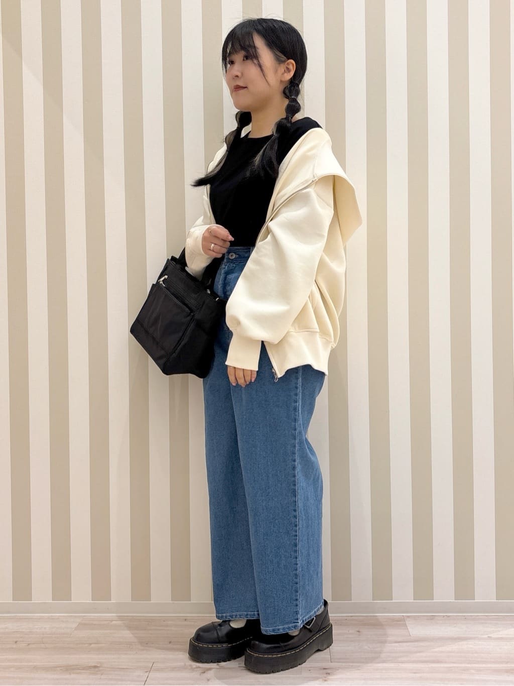 まろんさんの「SHOO･LA･RUE｜◆【撥水／2WAY】12ポケットトートバッグ【キャリーオン】」を使ったコーディネート