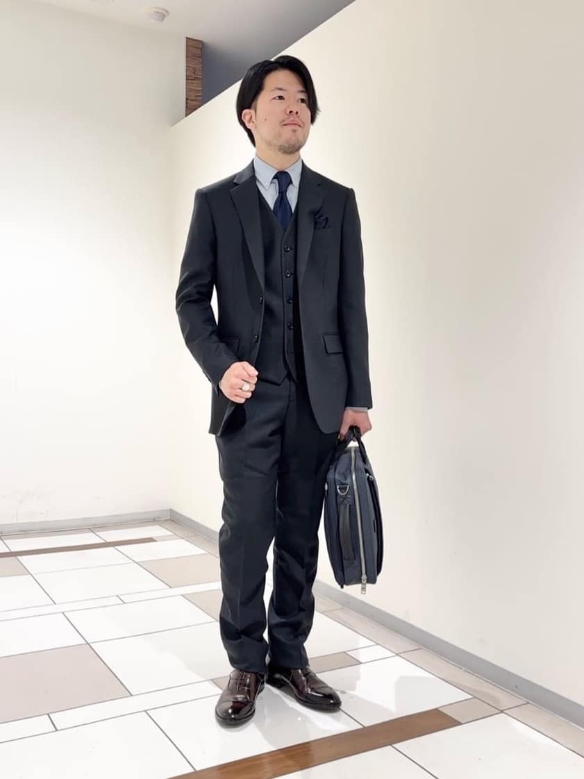 及川さんの「TAKEO KIKUCHI｜【Three by Three】シャイニーシャークピンヘッド スーツ/3ピース対応可」を使ったコーディネート
