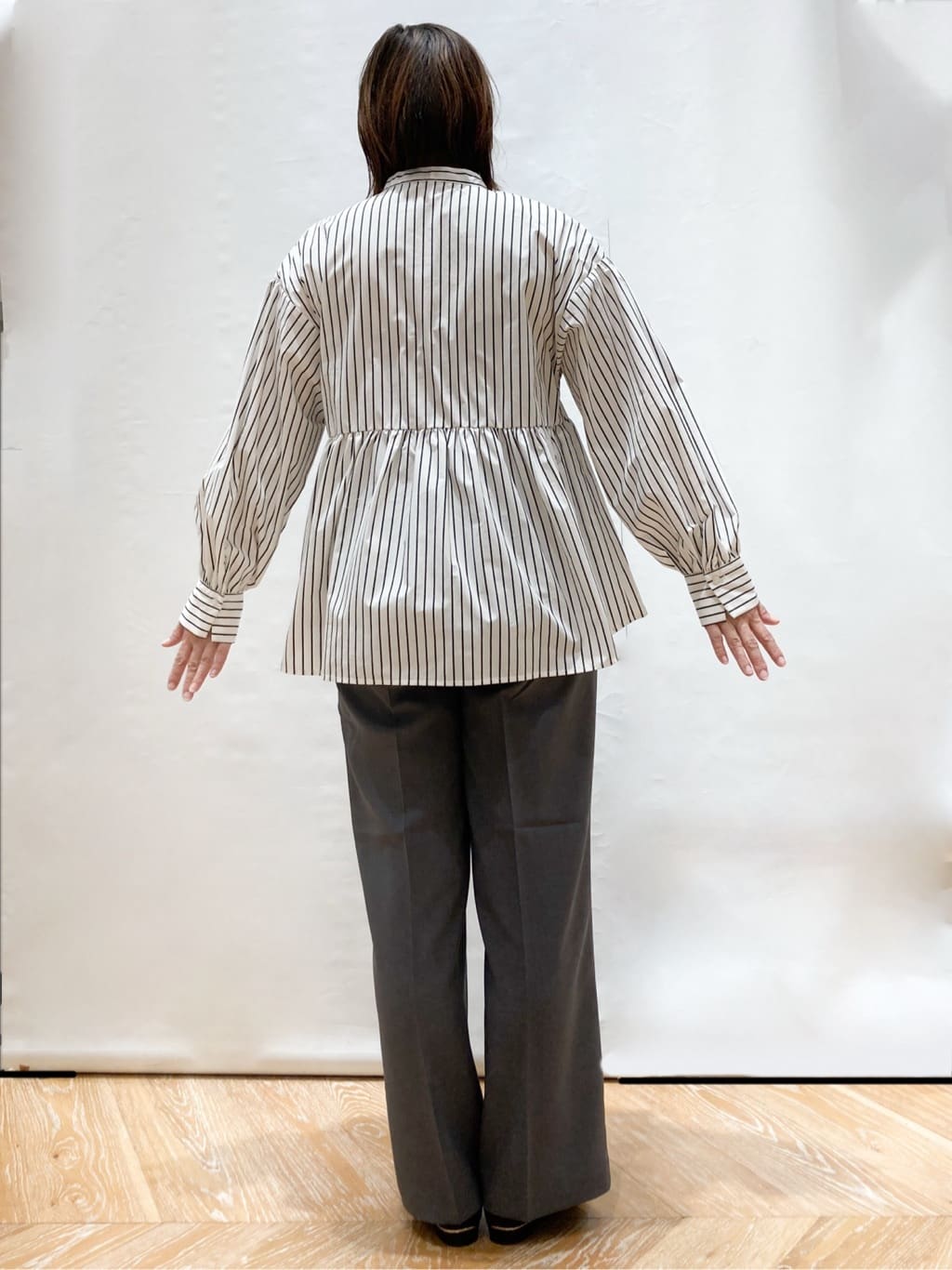 Shihoさんの「OPAQUE.CLIP｜◆バンドカラーペプラムシャツ【洗濯機洗い可】」を使ったコーディネート