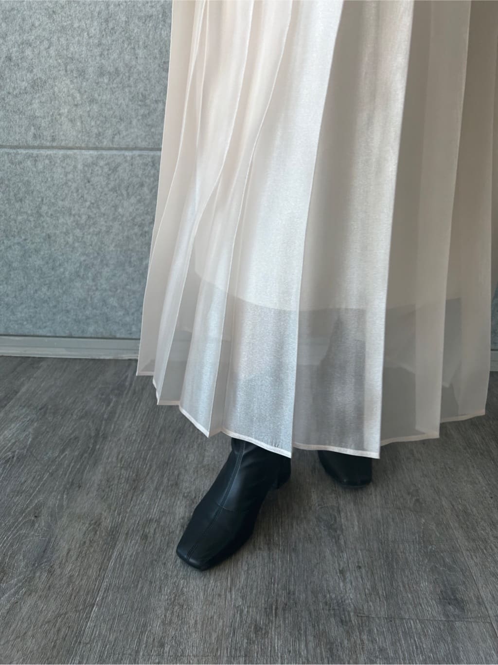 ishikawaさんの「CODE A｜shiny sheer pleated skirt」を使ったコーディネート