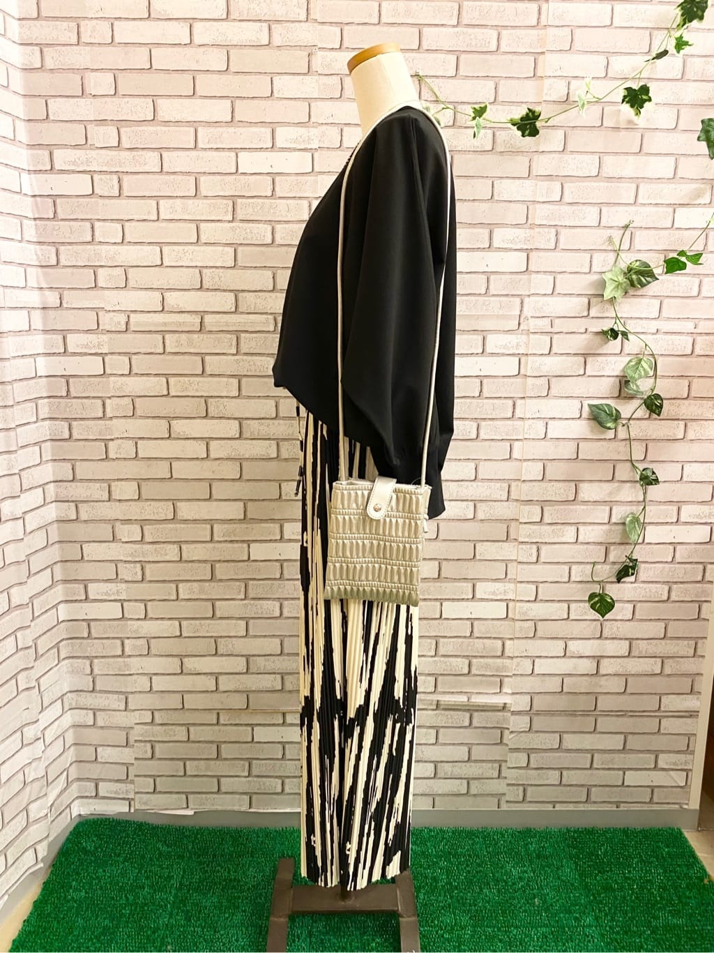 emiさんの「SHOO･LA･RUE｜◆プリーツミニショルダーバッグ」を使ったコーディネート