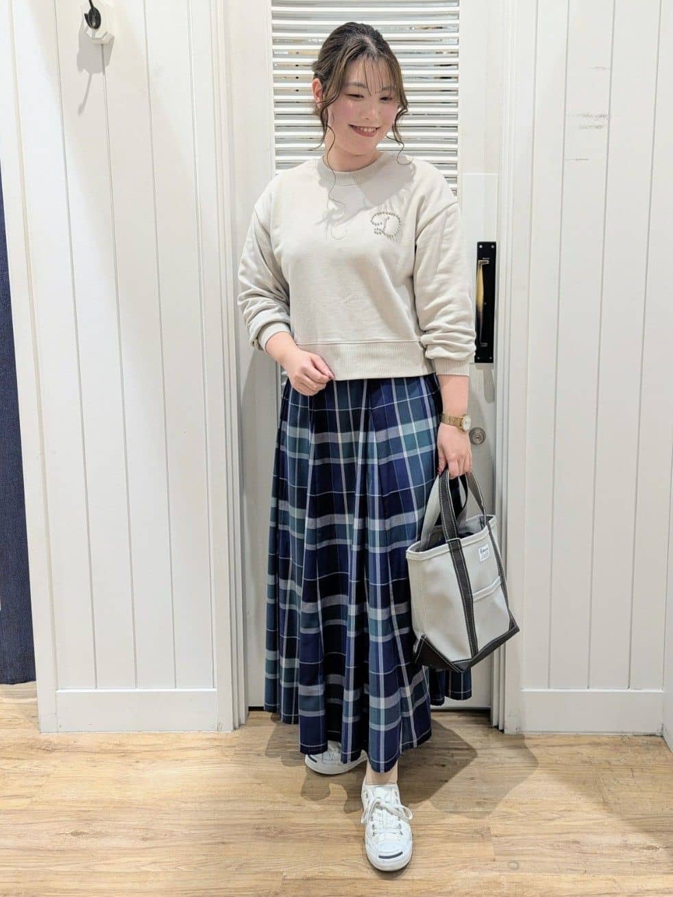 ayakaさんの「Dessin｜◆【洗える】スタッズDマーク付きクロップド丈スウェット」を使ったコーディネート