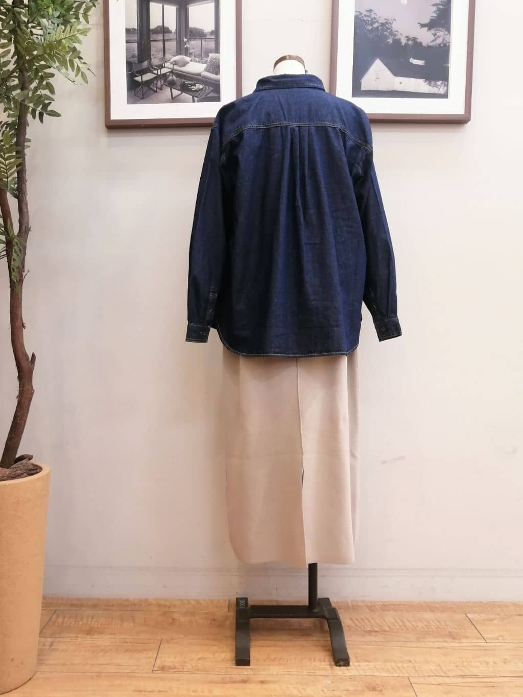 maiさんの「SHOO･LA･RUE｜◆【洗える/S-LL】大人のこなれコーデに やわらかデニムシャツ」を使ったコーディネート