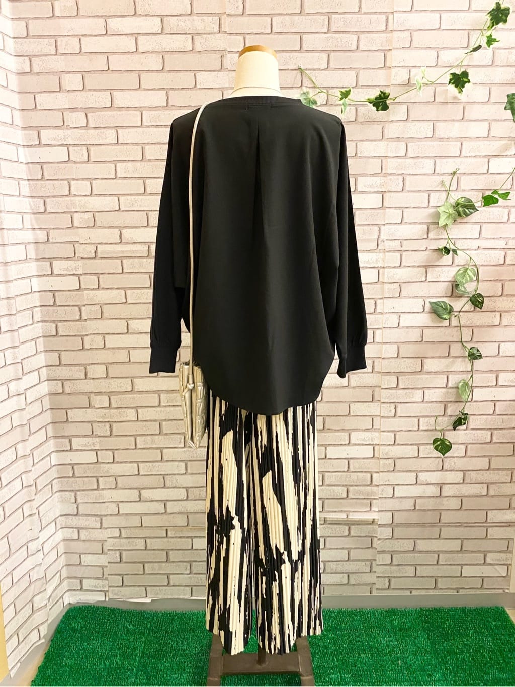 emiさんの「SHOO･LA･RUE｜◆プリーツミニショルダーバッグ」を使ったコーディネート