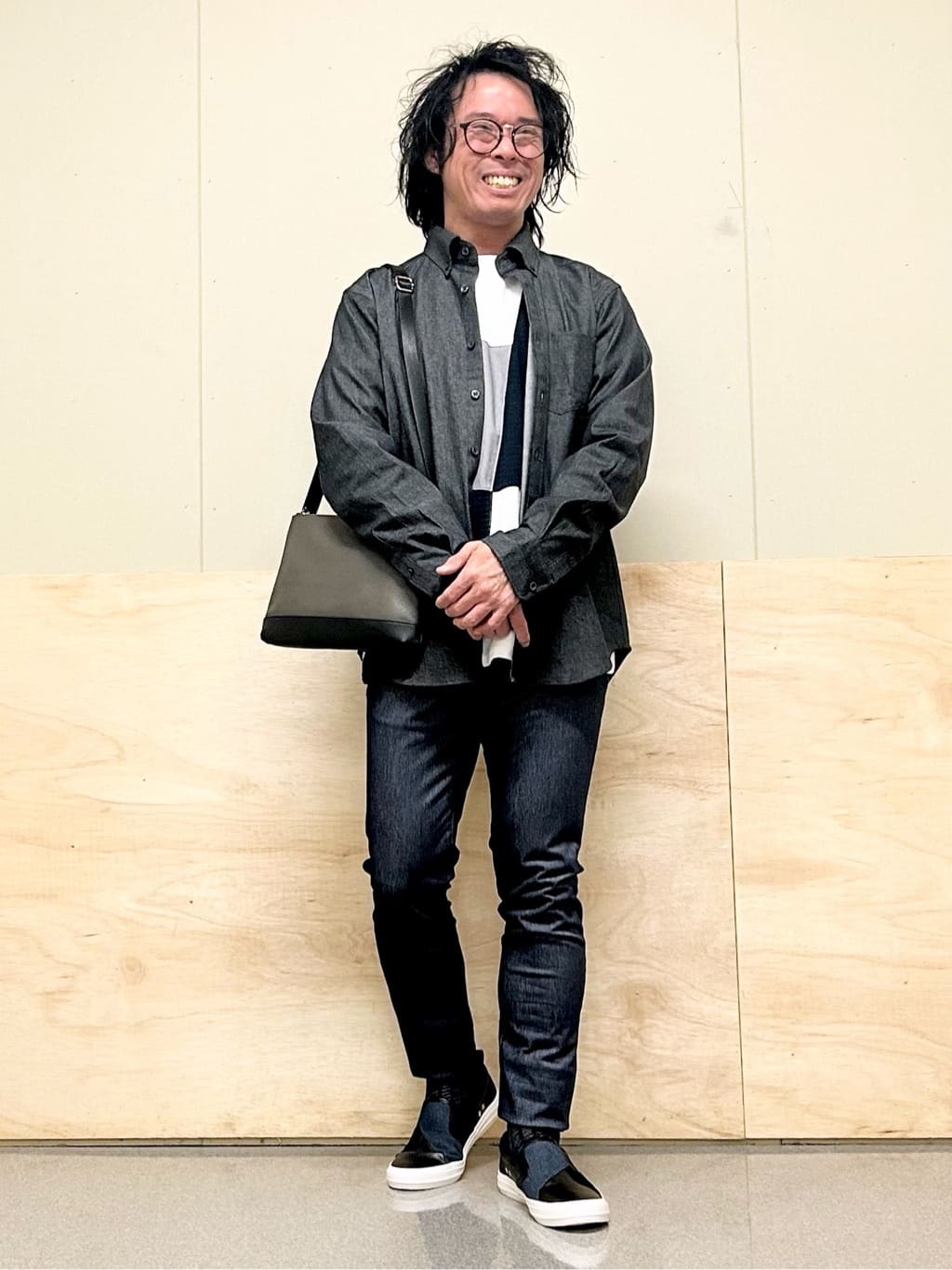 KENJI Iさんの「THE SHOP TK｜サフィアーノミニサコッシュ」を使ったコーディネート