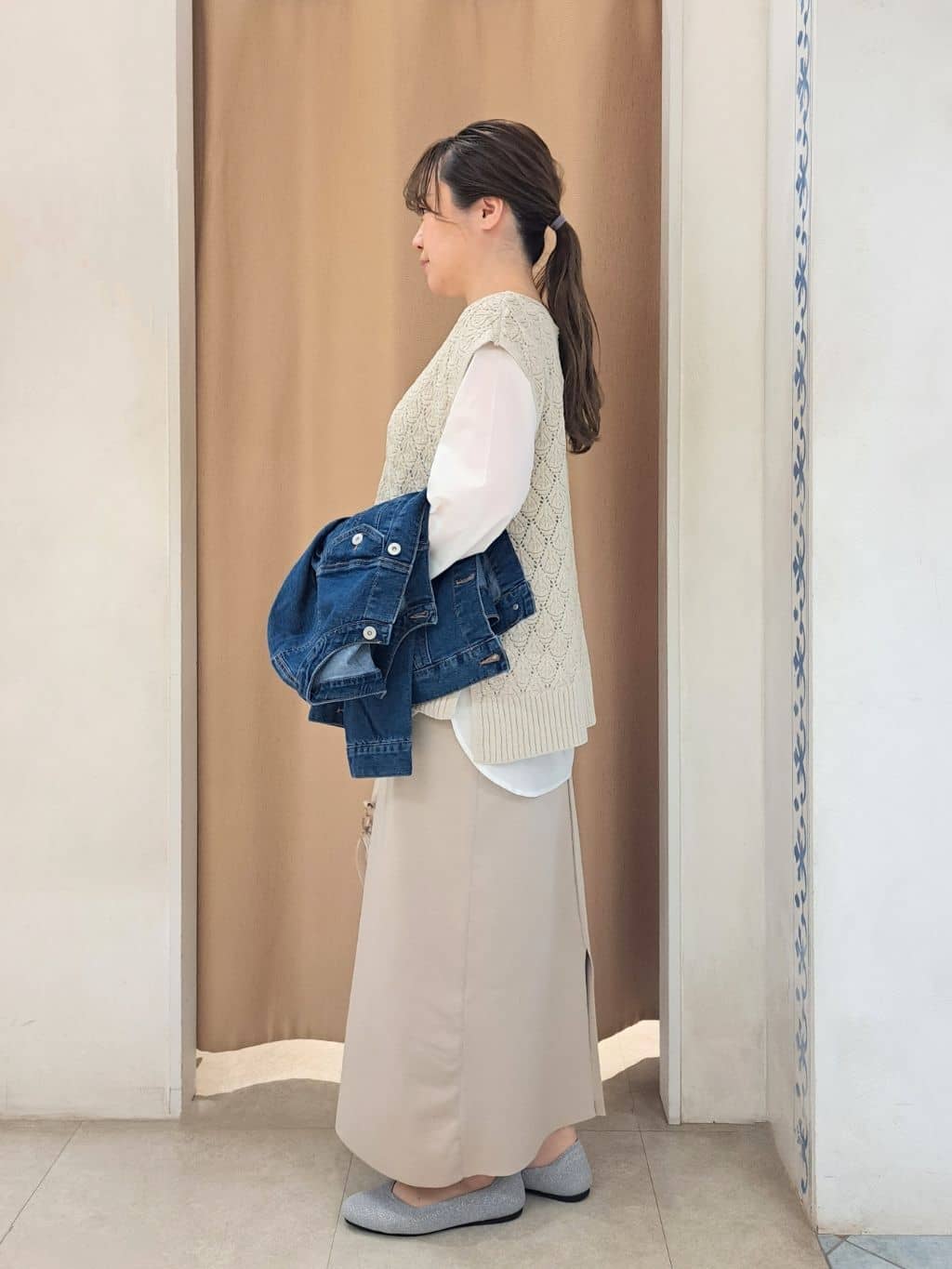 sho*さんの「SHOO･LA･RUE｜◆【洗える/S-LL/2点セット】透かし柄ベスト+ブラウス」を使ったコーディネート