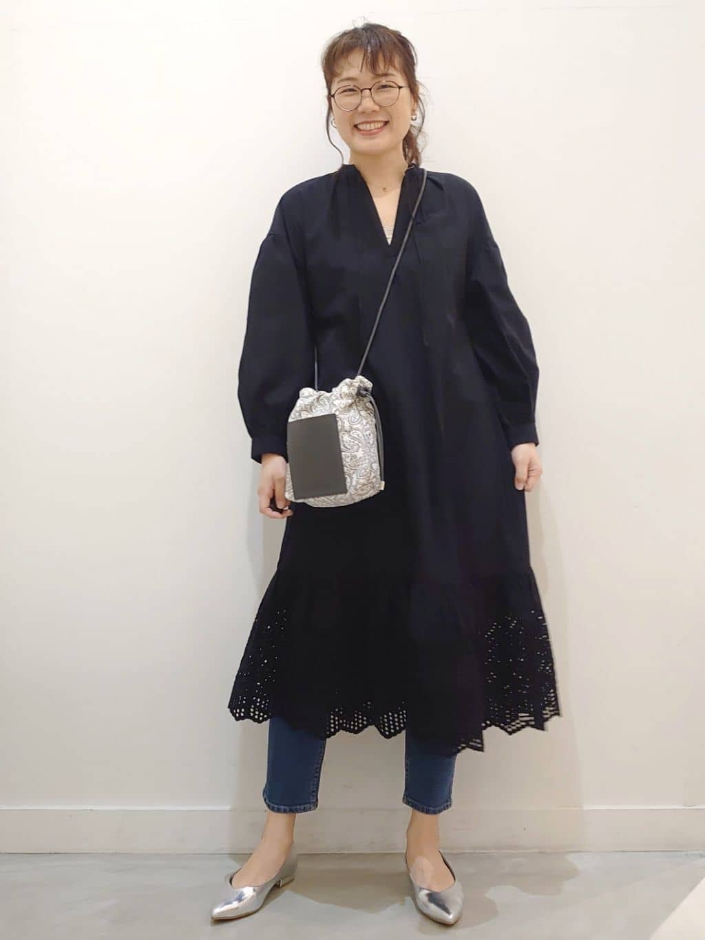 minamiさんの「OPAQUE.CLIP｜◆裾アイレットレースボリュームシャツワンピース【洗濯機洗い可】」を使ったコーディネート
