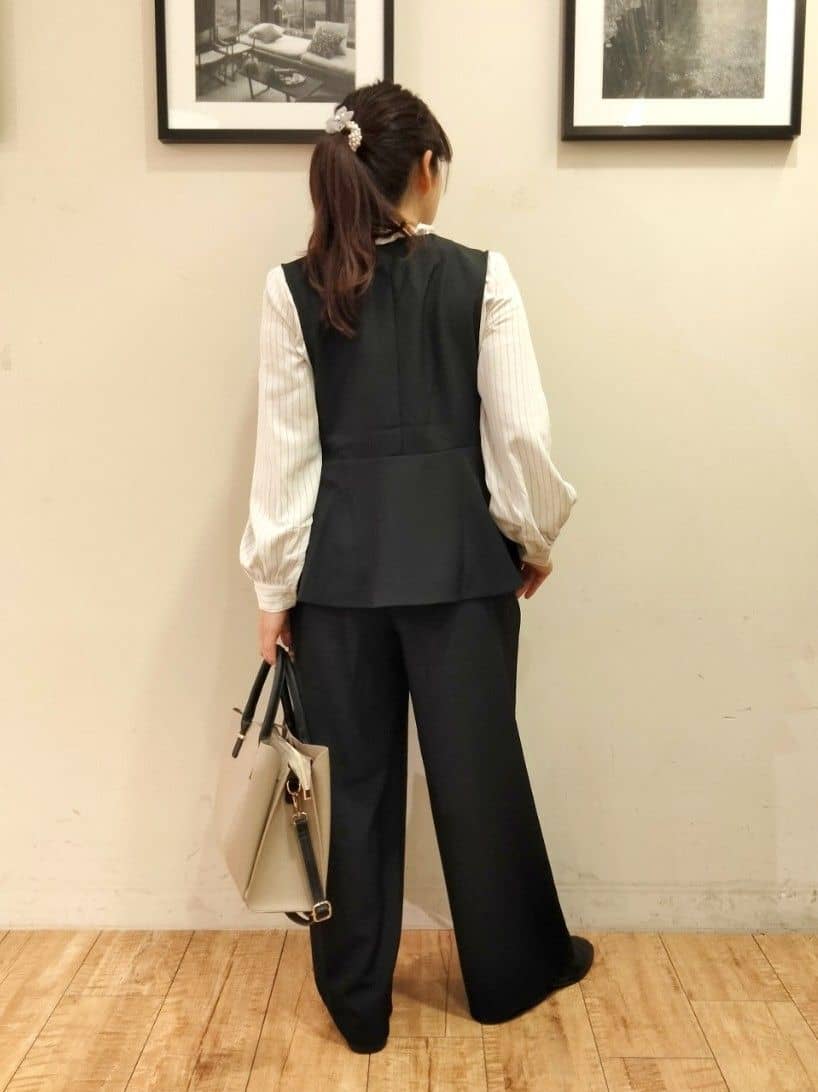 SHOOLARUEさんの「SHOO･LA･RUE｜◆【洗える/セットアップ可】タック入りワイドパンツ」を使ったコーディネート