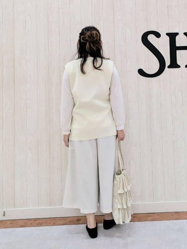さくみぃさんの「SHOO･LA･RUE｜◆【洗える/セットアップ可/S-LL】きれいめにもカジュアルにも スポンディッシュ ニットベスト」を使ったコーディネート