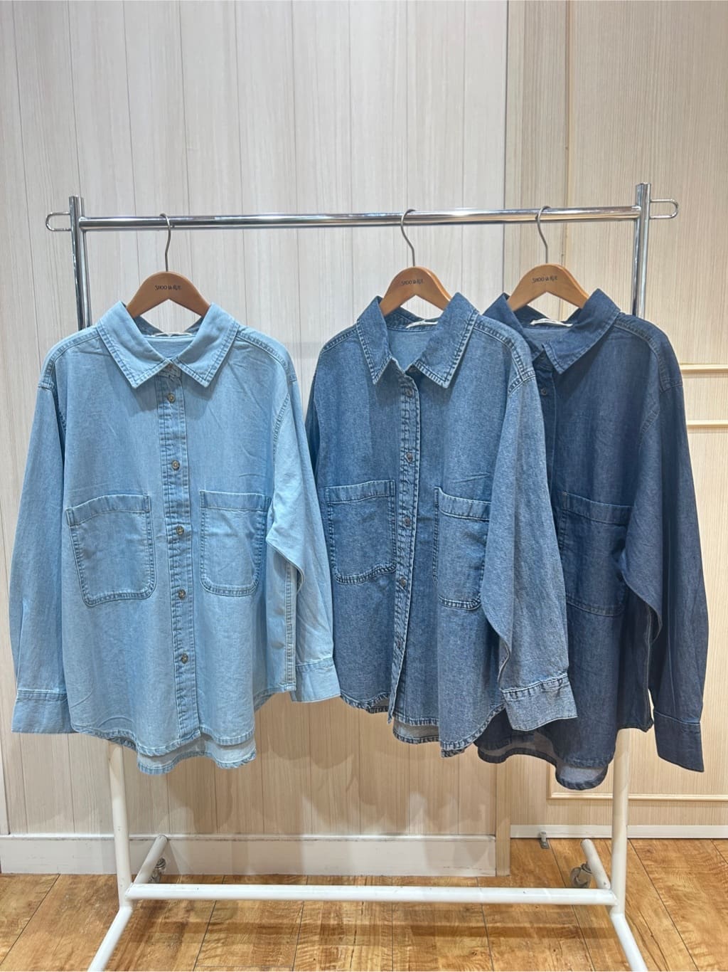 viviさんの「SHOO･LA･RUE｜◆洗えるサッと履けるニットスニーカー」を使ったコーディネート