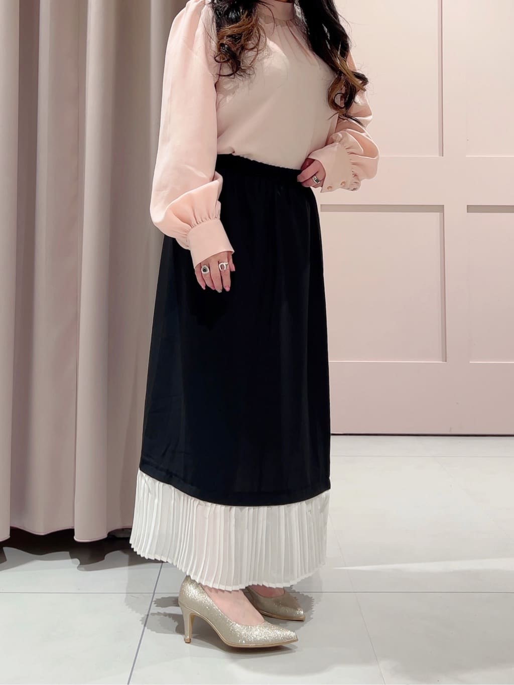 りえさんの「ESPERANZA｜12時間パンプスNeoグリッター[7.5cmヒール]」を使ったコーディネート