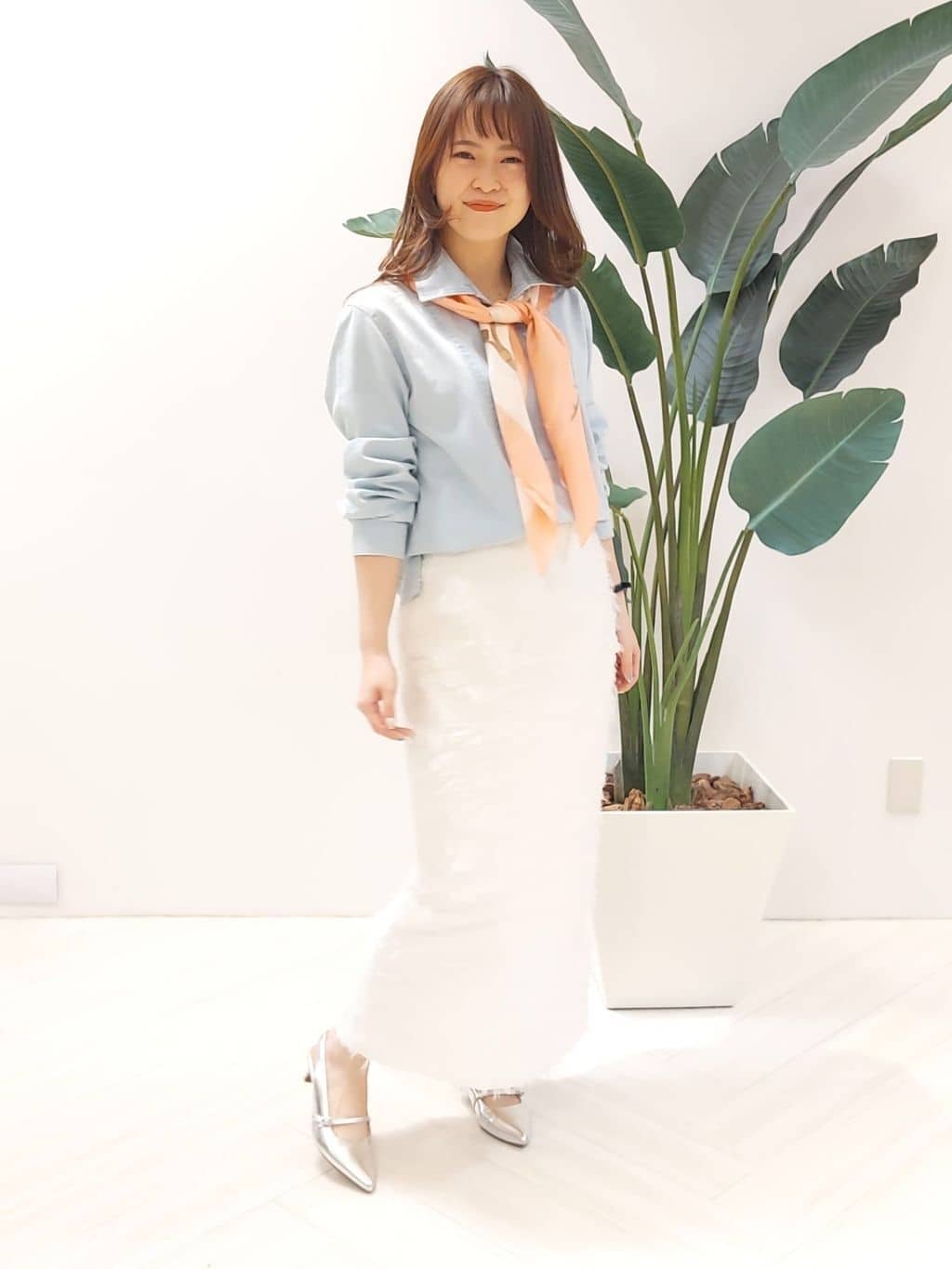 YuKaRiさんの「UNTITLED｜【手洗い／88cm正方形】バイカラーハーネススカーフ」を使ったコーディネート