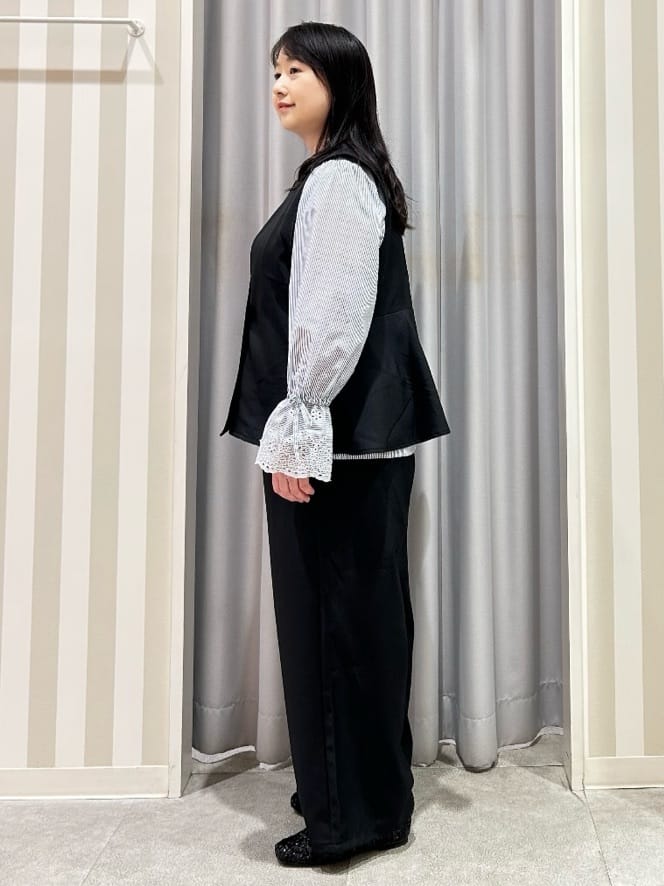 vanseさんの「SHOO･LA･RUE｜◆【洗える/S-LL/セットアップ可】首元すっきり ペプラムジレ」を使ったコーディネート