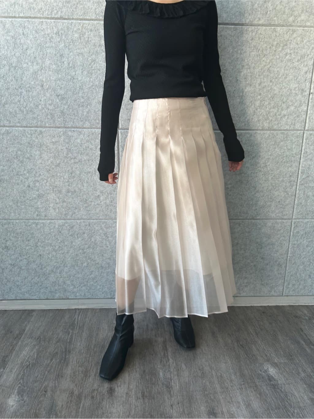 ishikawaさんの「CODE A｜shiny sheer pleated skirt」を使ったコーディネート