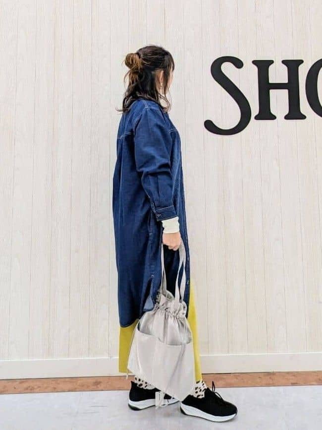 さくみぃさんの「SHOO･LA･RUE｜◆【洗える/体型カバー】デニム シャツワンピース」を使ったコーディネート