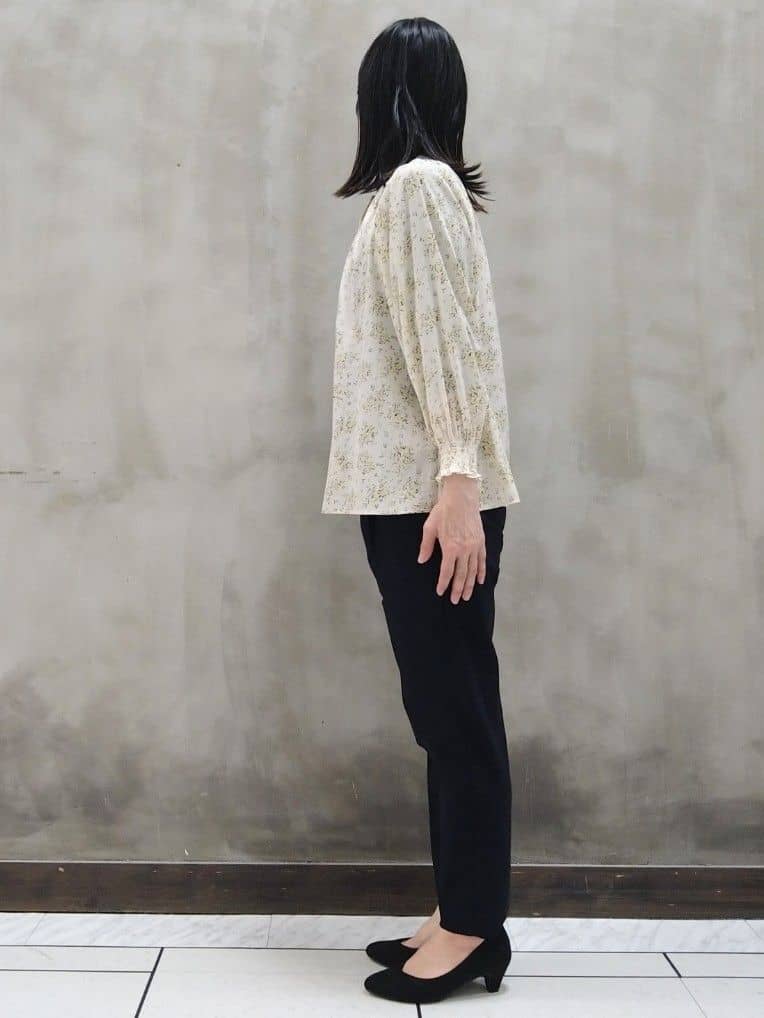 shioさんの「grove｜◆【デイリーから特別な日まで】華やかさを纏うヴィンテージサテンブラウス」を使ったコーディネート