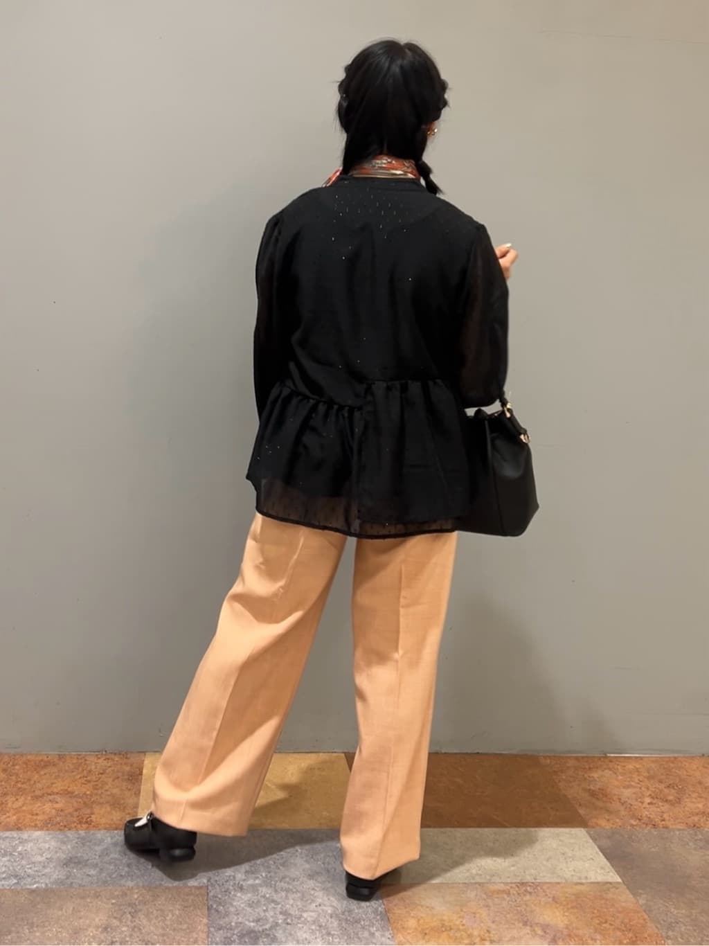 ひらのみさんの「THE SHOP TK｜◆【ONOFF活躍/セレモニー/通勤】カットジャカードペプラムブラウス/洗える」を使ったコーディネート