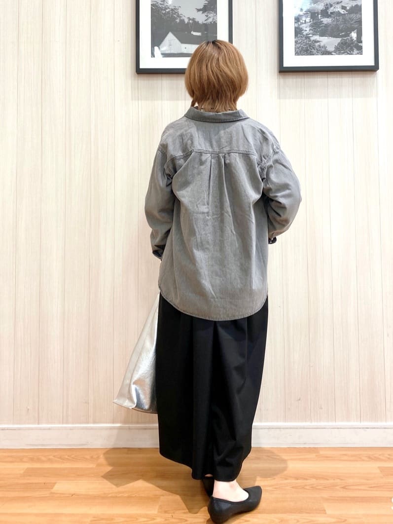 ユ（yu）さんの「SHOO･LA･RUE｜◆【洗える/S-LL】大人のこなれコーデに やわらかデニムシャツ」を使ったコーディネート