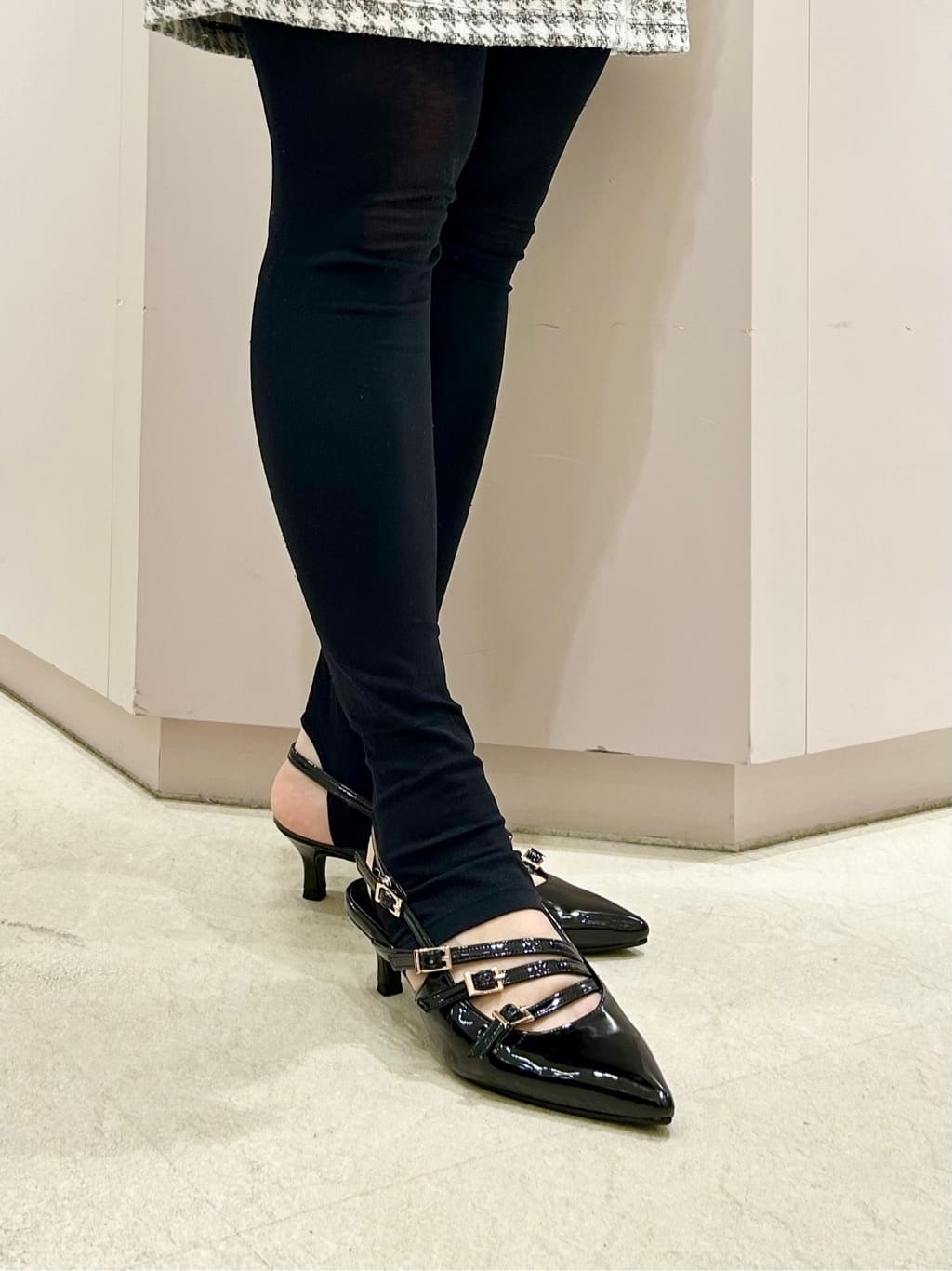 かなぴぃさんの「ESPERANZA｜バックストラップミドルヒールパンプス」を使ったコーディネート