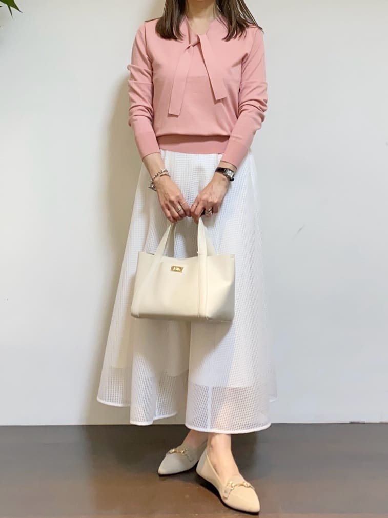 tomoさんの「UNTITLED｜【手洗い／88cm正方形】バイカラーハーネススカーフ」を使ったコーディネート