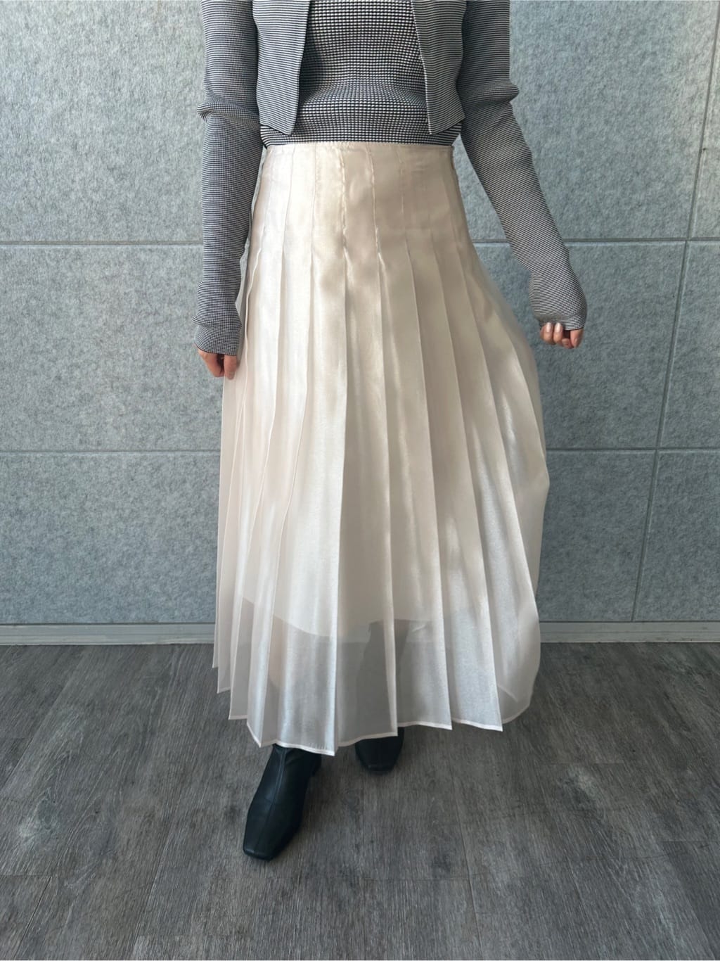 ishikawaさんの「CODE A｜shiny sheer pleated skirt」を使ったコーディネート