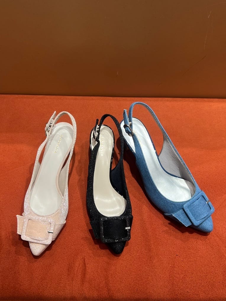 yumiさんの「ESPERANZA｜バックストラップバックルヒールパンプス」を使ったコーディネート