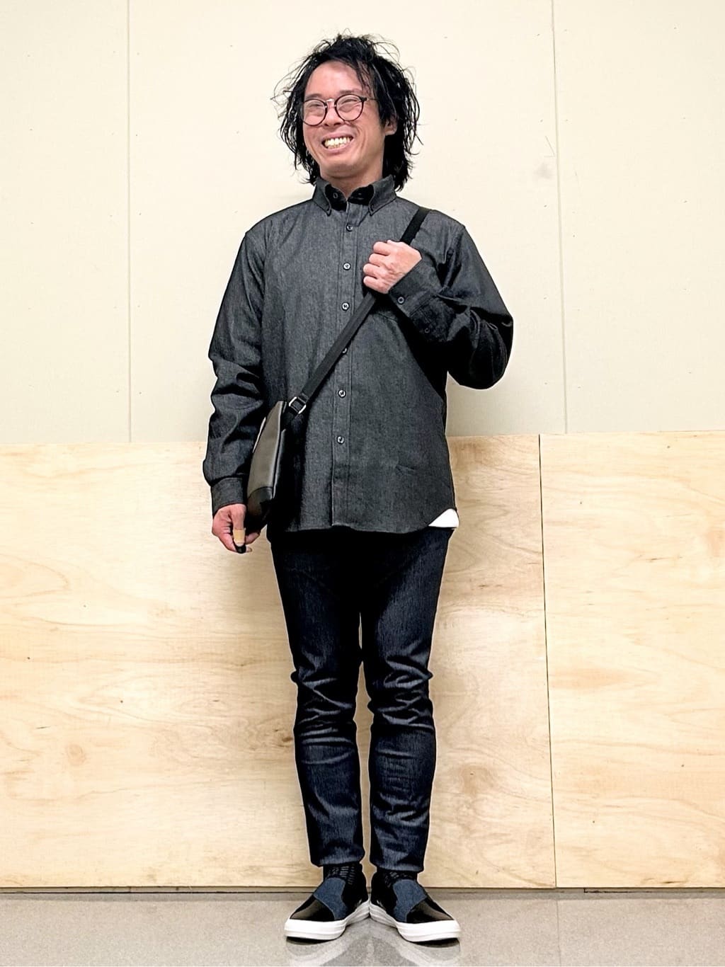 KENJI Iさんの「THE SHOP TK｜サフィアーノミニサコッシュ」を使ったコーディネート